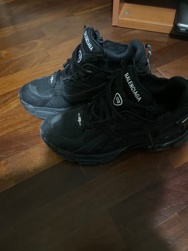 Recensione con foto di un cliente su Balenciaga Runner Nera