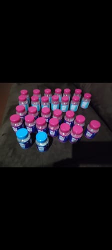 Cliente exibe um grande estoque de potes dos suplementos Happy Hair e Happy Collagen.