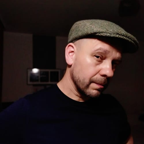 Reviewer wearing the green Tailor Cap Tweed, showing its secure fit.
