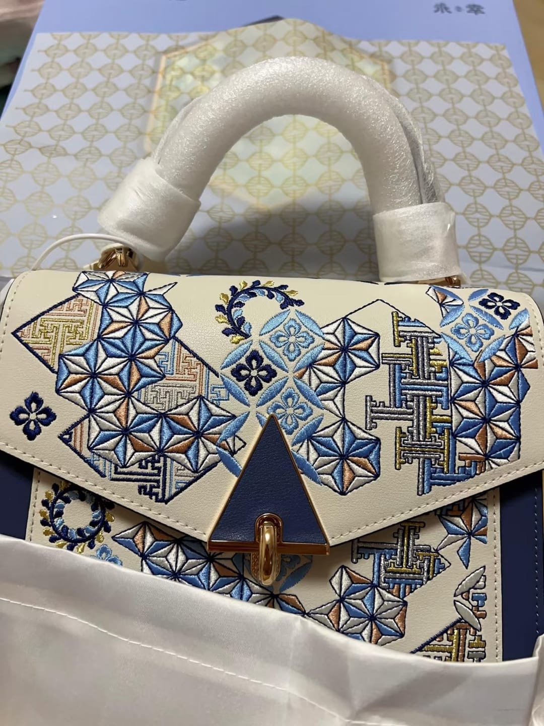 Customer photo review of Tang Red 24 Embroidered Suozi Pattern Top-Handle Bag