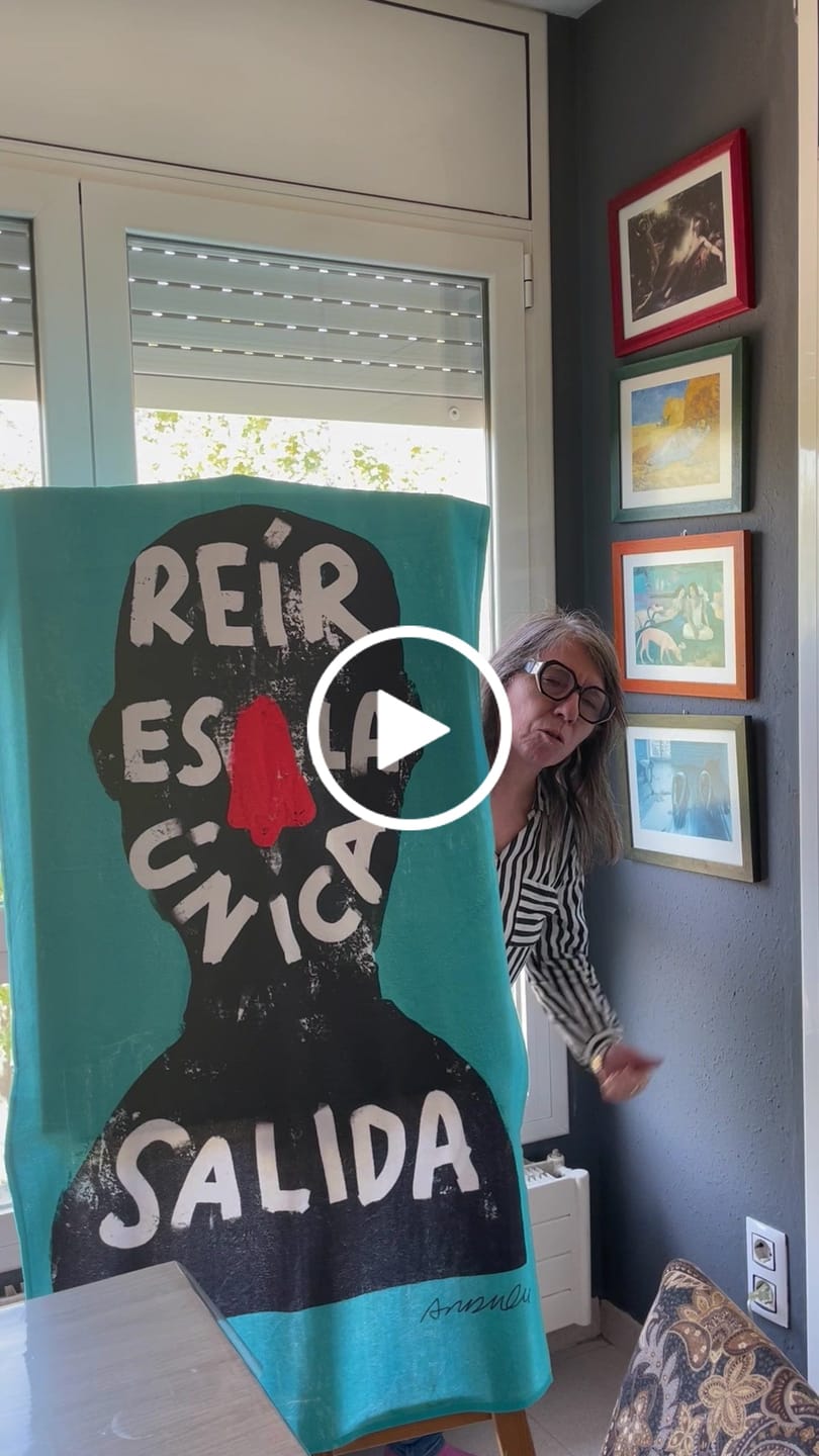 Customer video review of Toalla playa "Reír es la única salida"