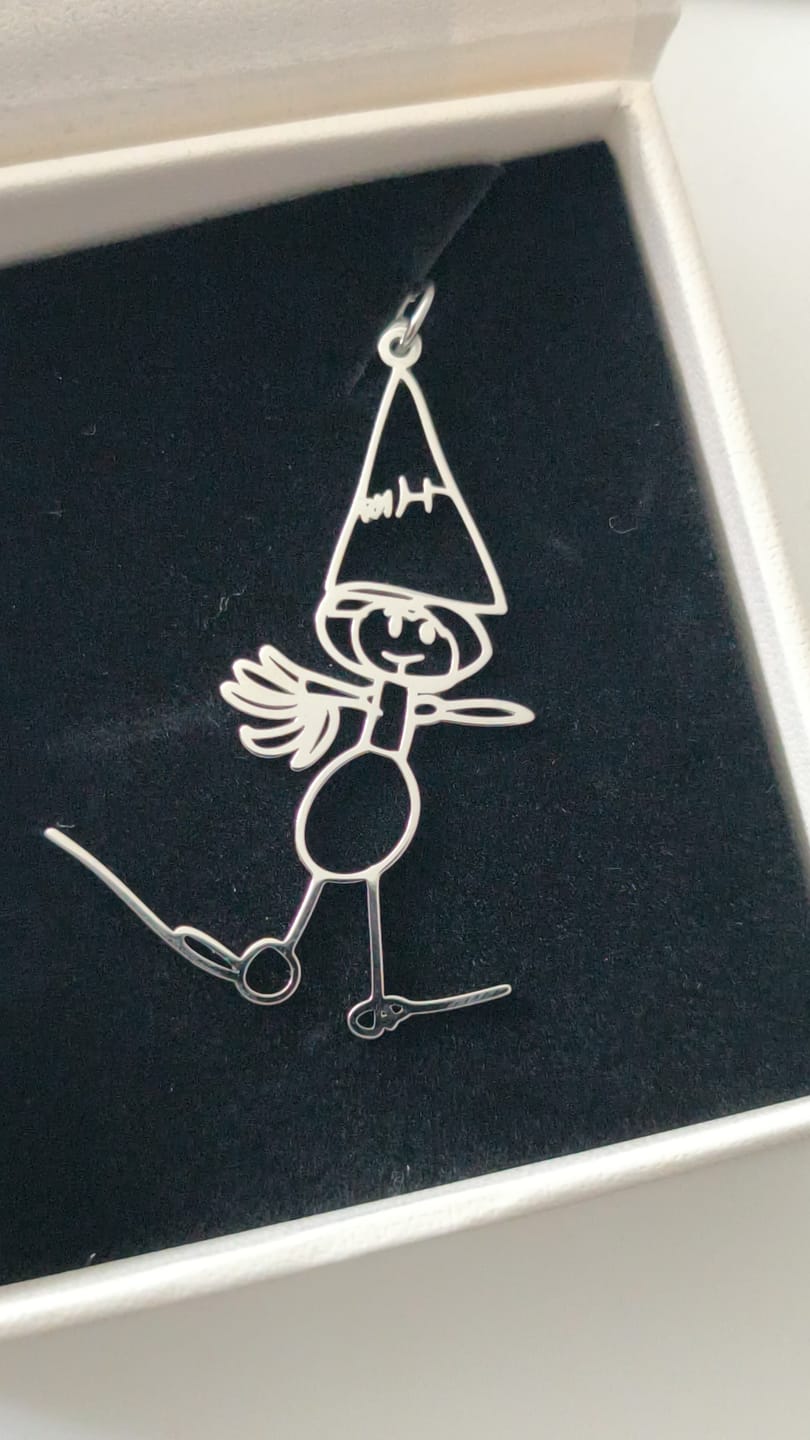 Customer photo review of Persönliche Kinderzeichnung als Halskette oder Anhänger in Gold