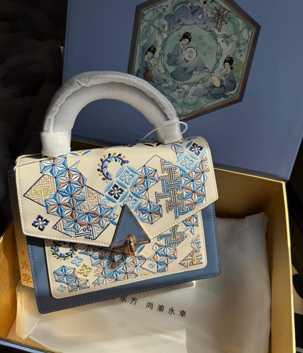 Customer photo review of Tang Red 24 Embroidered Suozi Pattern Top-Handle Bag