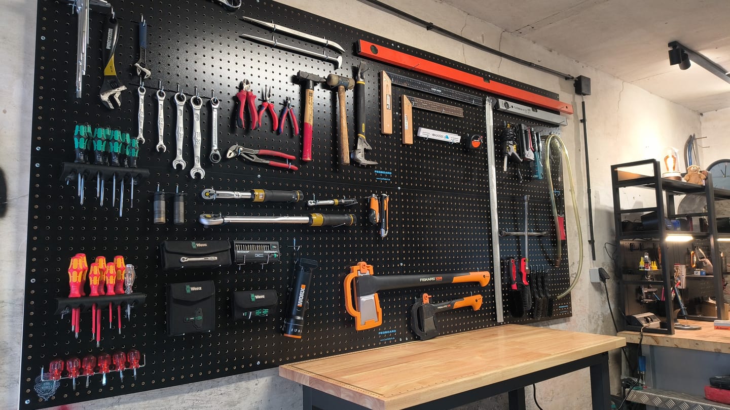 Customer photo review of Lochwandhaken-Sortiment für Lochwand aus Holz 25,4 mm (Pegboard®) 67-teilig