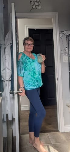 Customer standing indoors wearing the navy blue 3D Anti-Cellulite Leggings.