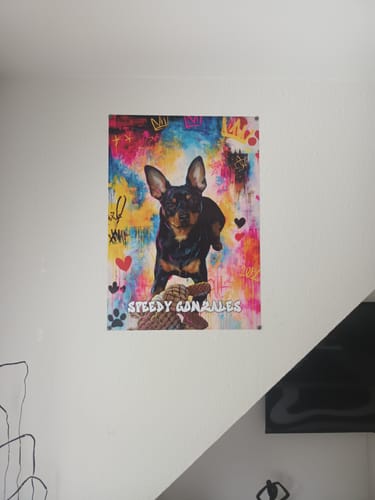 Rezensent zeigt das personalisierte Graffiti-Poster mit einem Hundemotiv, das an einer weißen Wand hängt.