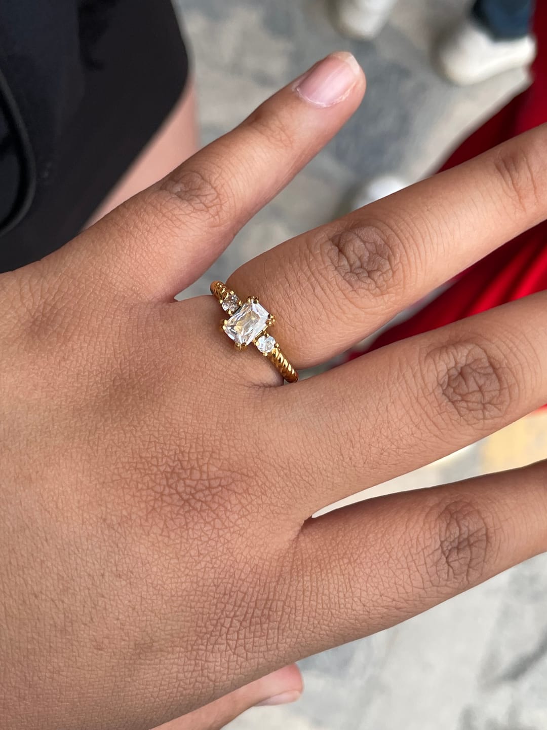 Customer photo review of Anillo Torcido Con Zirconia Rectangular