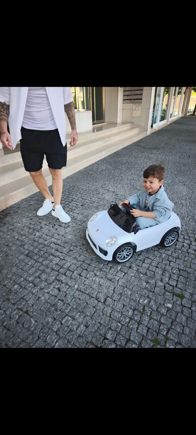 Customer photo review of Carro Elétrico para Criança FUNDRIVE 12v Vermelho c/ RODAS DE BORRACHA & ASSENTO EM PELE