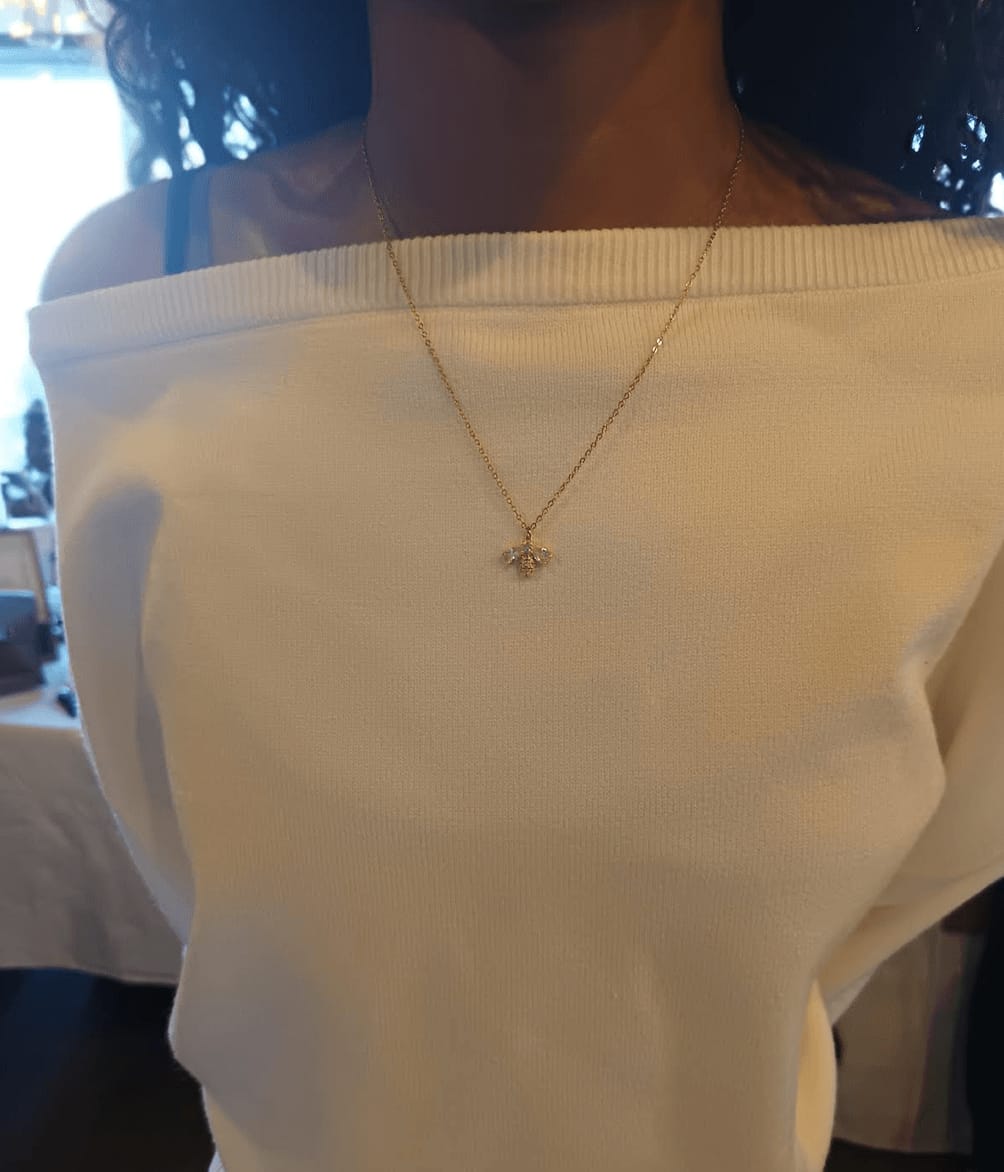 Customer photo review of Collier Abeille Divine