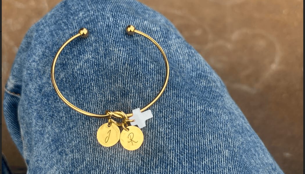 Customer photo review of Bracelet jonc Cœur avec médaille à graver et croix en nacre