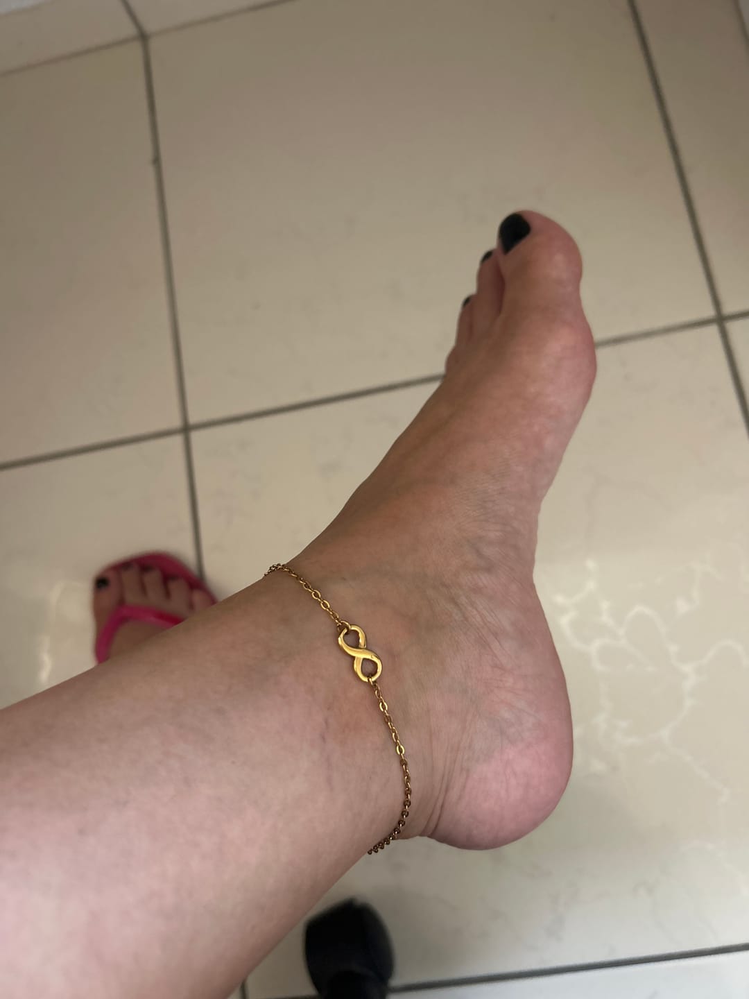 Customer photo review of Tornozeleira Infinito Banhado em Ouro 18K