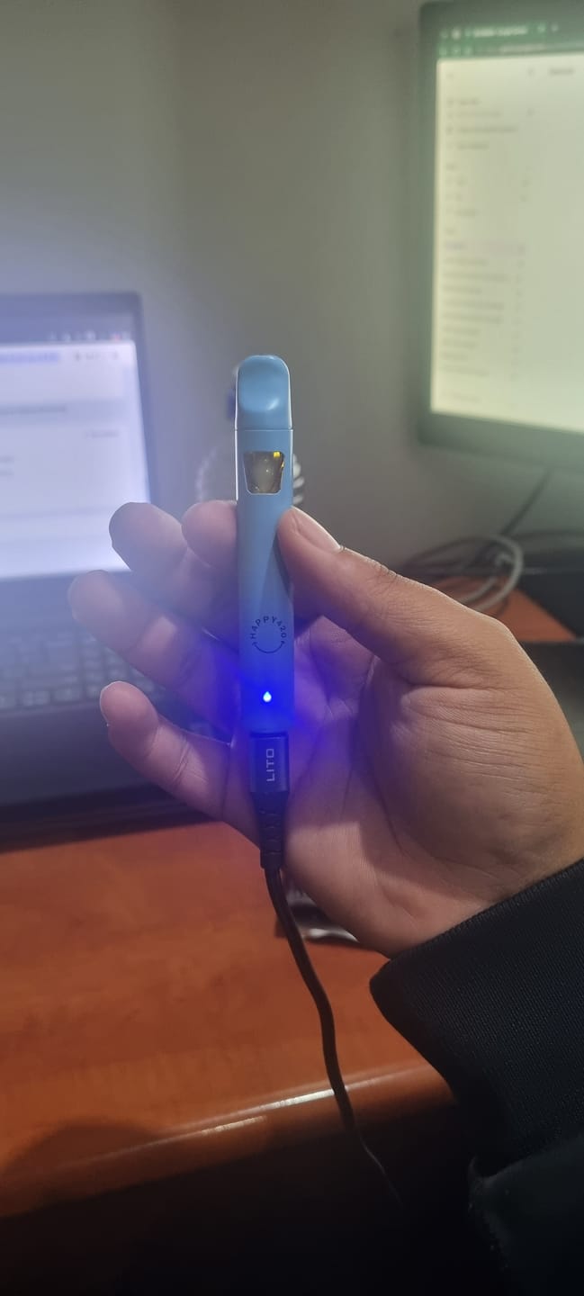 Customer photo review of Happy Hits Disposable THC Vape – Raspberry Ice