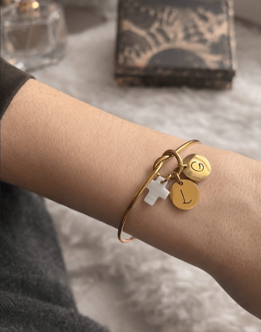 Customer photo review of Bracelet jonc Cœur avec médaille à graver et croix en nacre