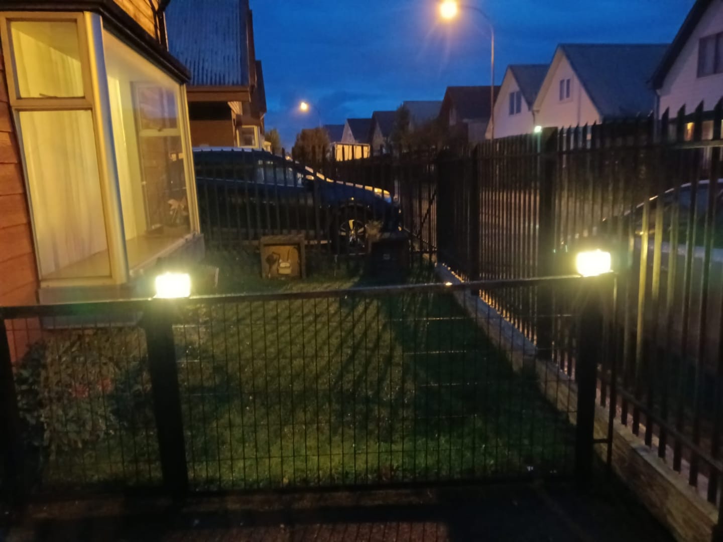 Customer photo review of Apliqué Farol de Pared Solar - Sensor / IP65 / 1 o 2 luces cálidas