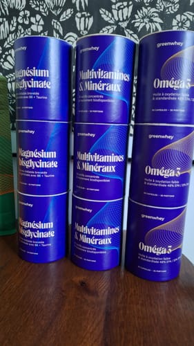 Photo d'un client montrant des pots de Magnésium Bisglycinate empilés à côté de multivitamines et d'oméga-3.