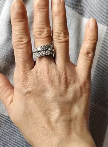 Customer photo review of 4.2 Carat Weight Vera Moissanite Ring