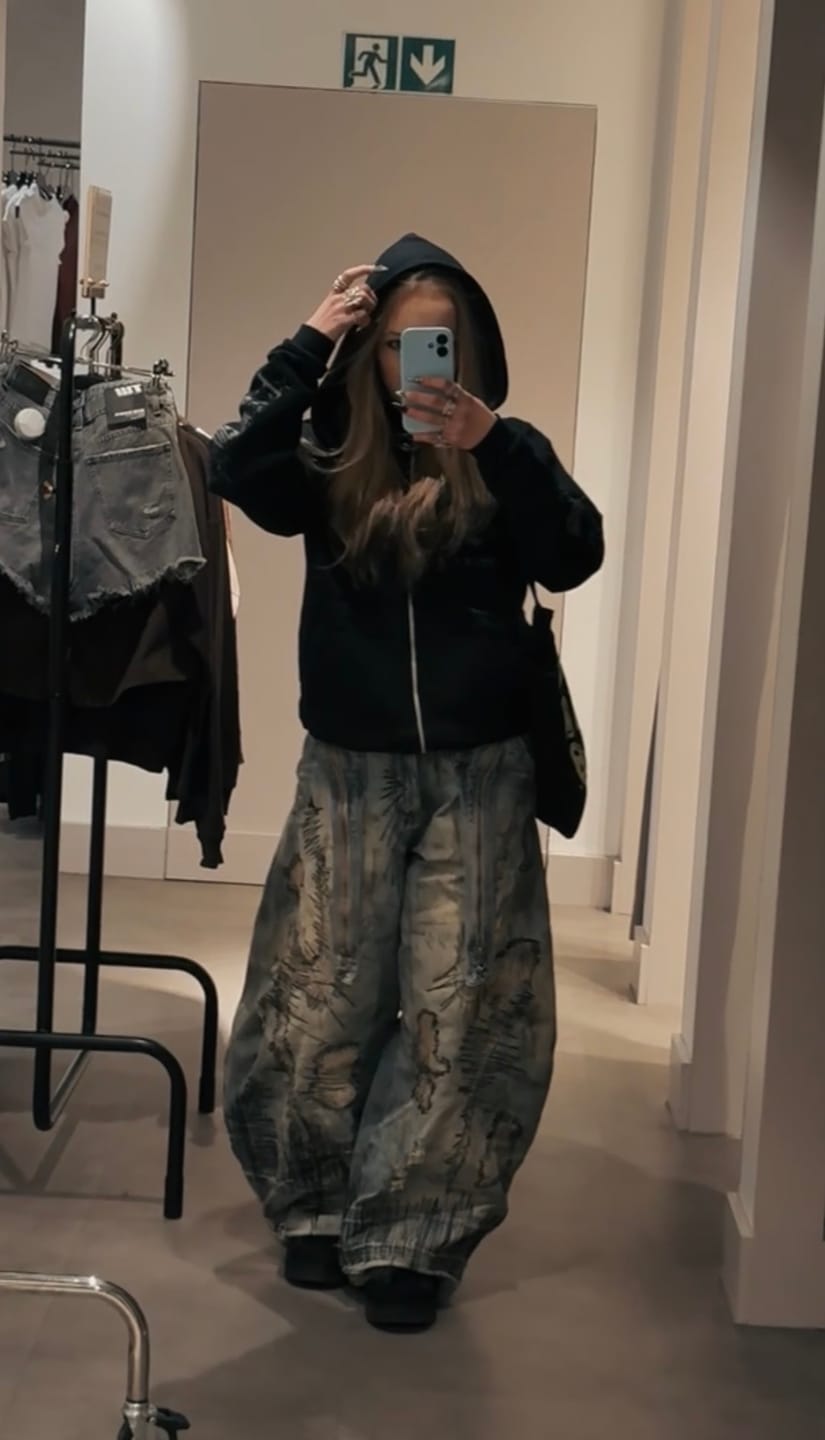 Customer photo review of Personsoul Stain Embroidery Curved Jeans