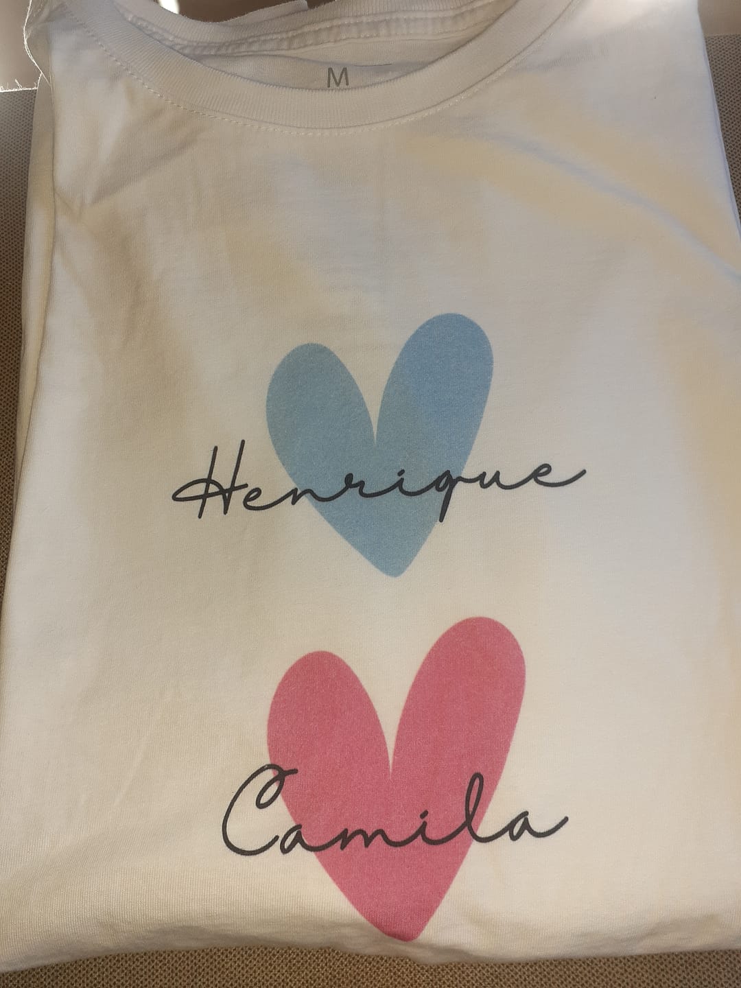 Customer photo review of Camiseta Personalizada - CORAÇÕES E NOMES (Até 5 nomes) - 100% Algodão