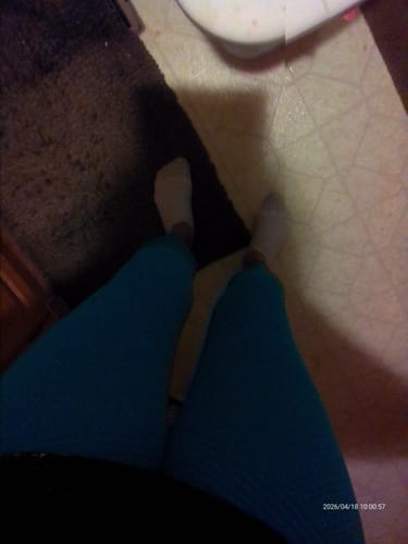 Reviewer's top-down view of themself wearing the teal, textured Silix™ 3D Anti-Cellulite Leggings.