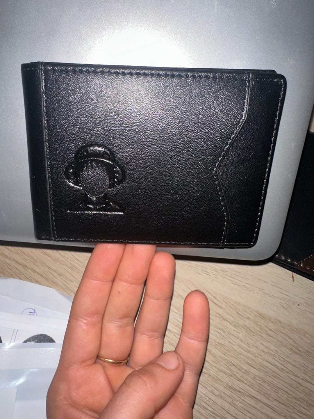 Customer photo review of Cartera Identidad Oscura