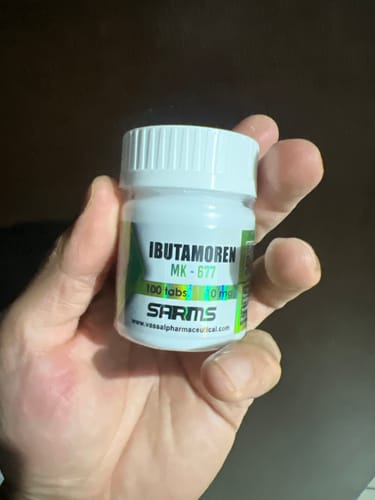 Cliente sosteniendo el frasco de Ibutamoren (MK-677) en su mano.