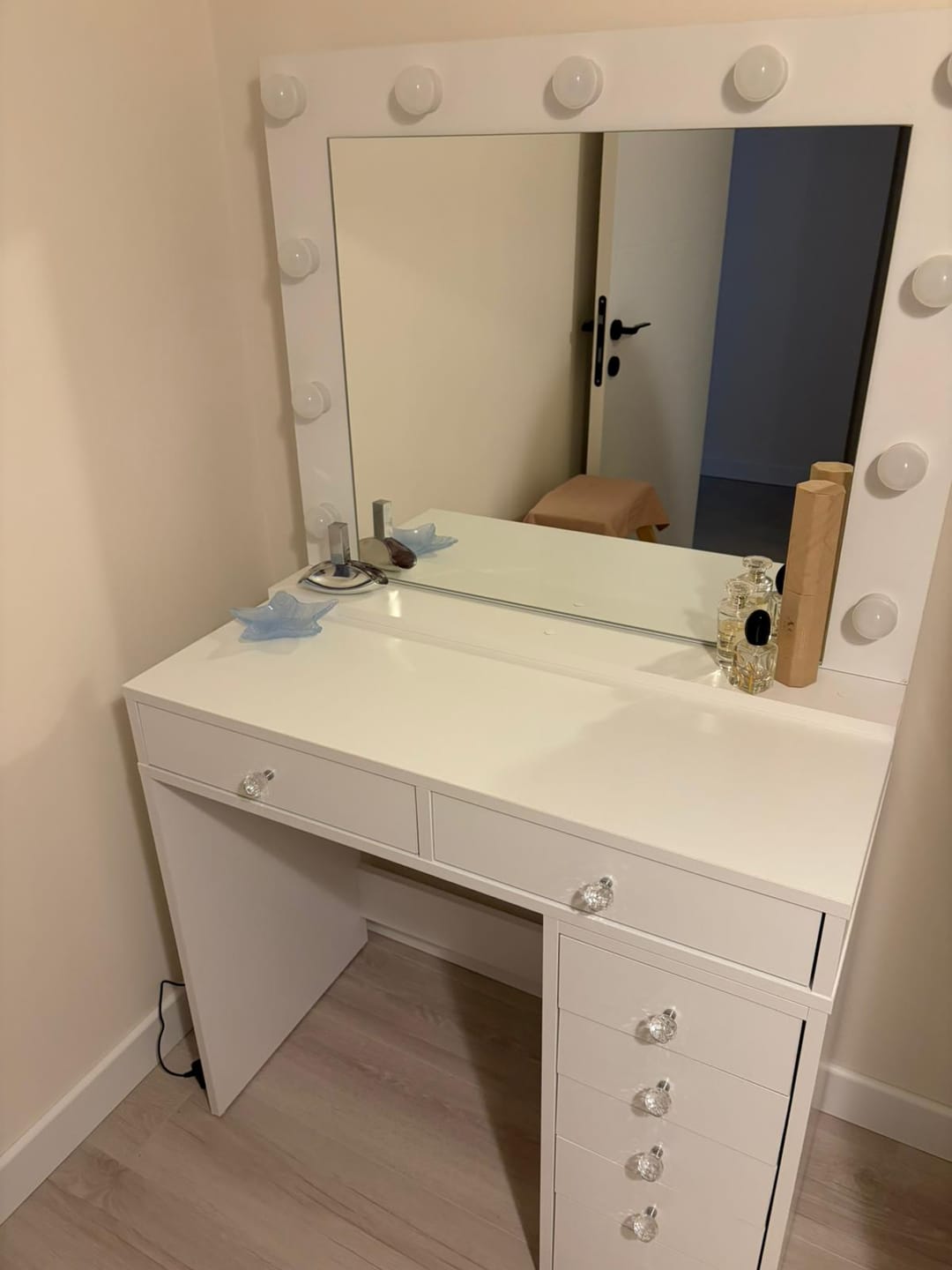 Customer photo review of Rani BJ115 Hollywood Işıklı Aynalı Kulis Makyaj Masası 7 Çekmeceli Takı Düzenleyici Beyaz