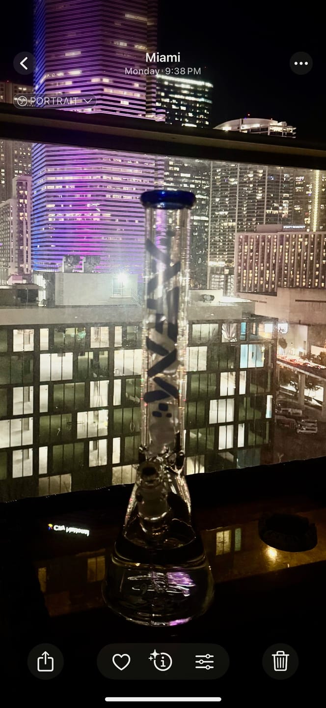 Customer photo review of 18" AFM Heavy Boi Clear Glass Beaker Bong