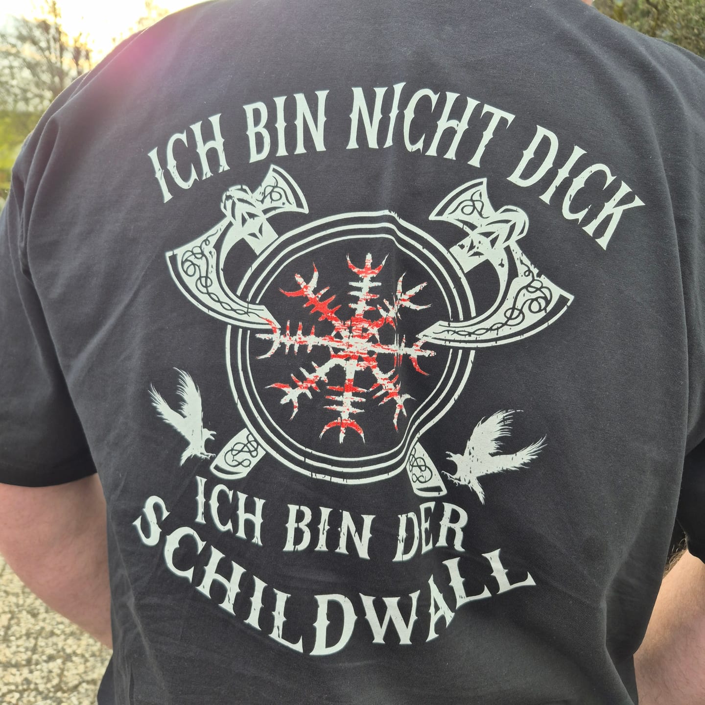 Customer photo review of Wikinger Premiumshirt Backprint  Ich bin der Schildwall.