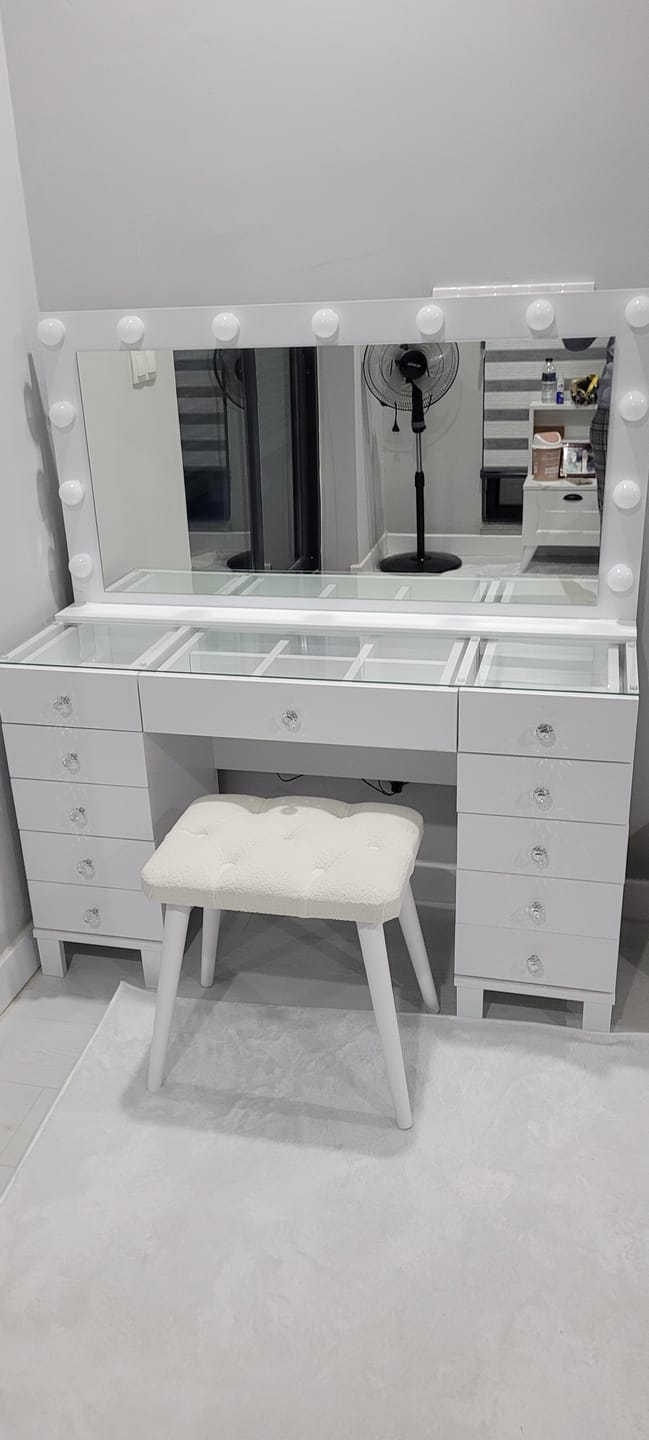 Customer photo review of Rani BJ163 Hollywood Işıklı Aynalı Kulis Makyaj Masası Cam Tablalı 11 Çekmeceli Takı Düzenleyici Puf Takım Beyaz