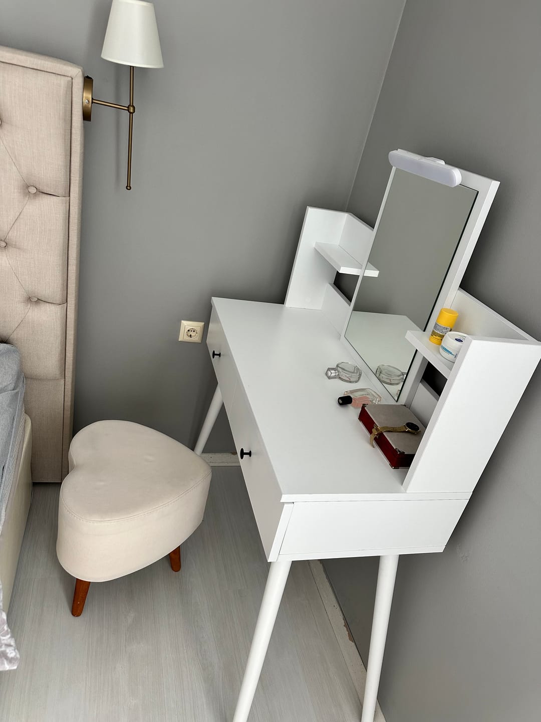 Customer photo review of Rani BJ102 Makyaj Tuvalet Masası 2 Çekmeceli Raflı Aynalı Takı Düzenleyici Beyaz