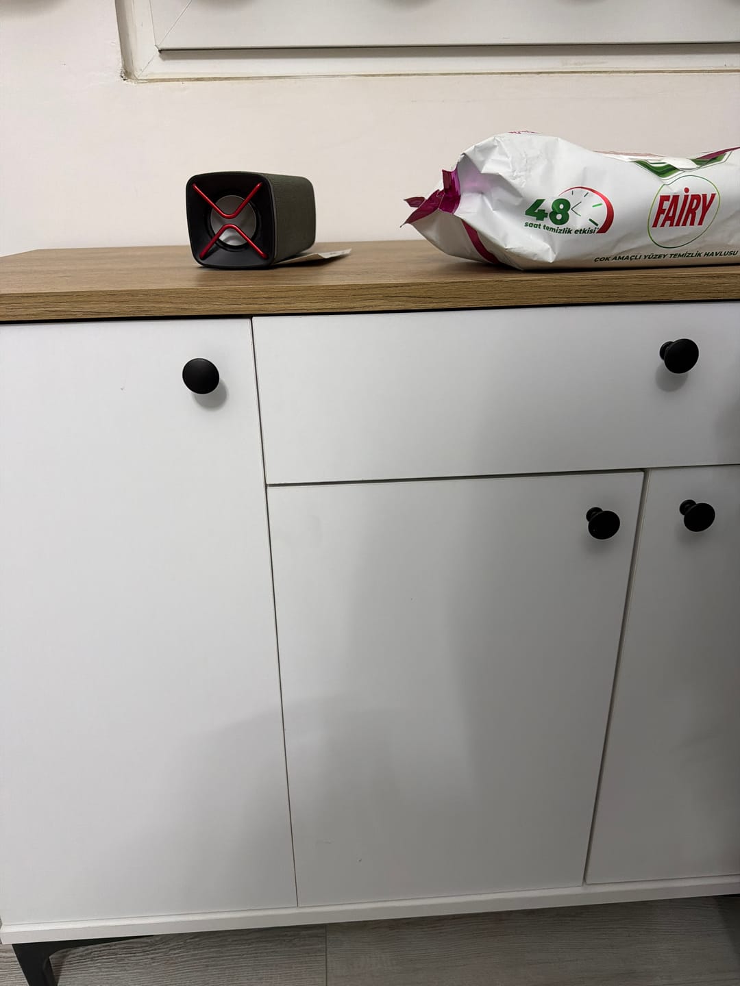 Customer photo review of Rani JE194 Kahve Köşesi Çok Amaçlı Dolap 3 Kapaklı 1 Çekmeceli Kiler Mutfak Dolabı Beyaz - Sepet Ceviz