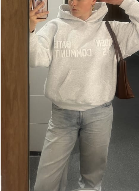 Customer photo review of GATED COMMUNITY HOODIE LIGHT GREY