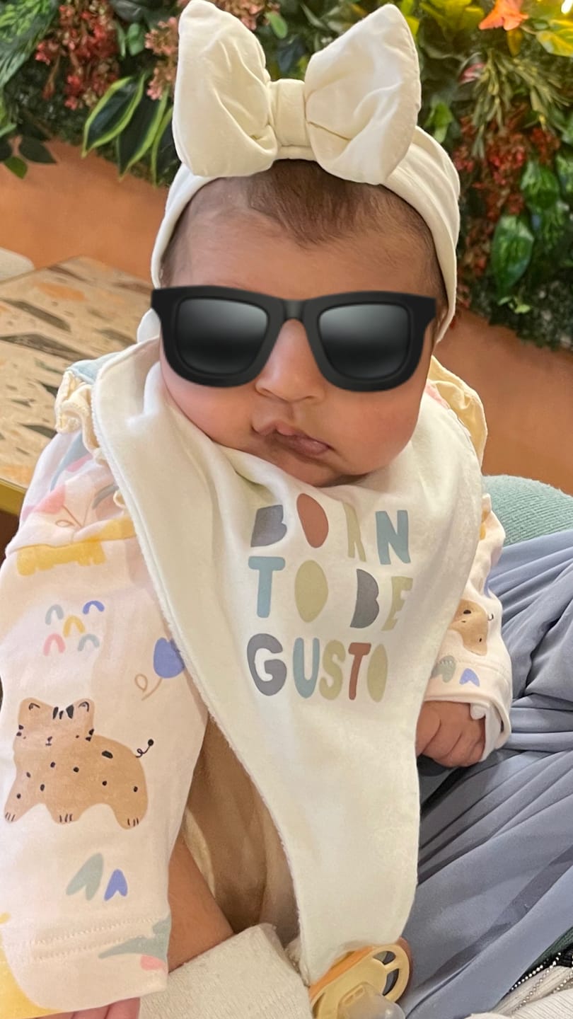 Customer photo review of Organik Pamuk 2'li Sıvı Geçirmez Animal Desenli Emzik Tutucu Önlük Seti