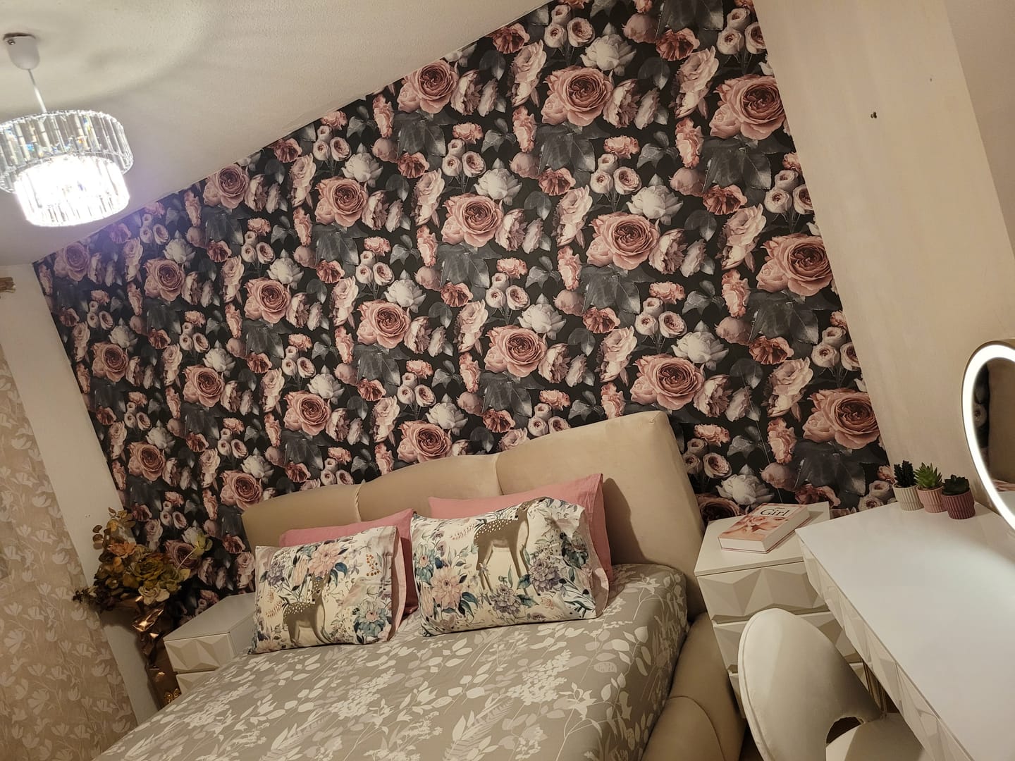 Customer photo review of Lit rembourré avec coffre de rangement - SOPHIE