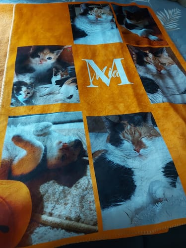 Die orangefarbene personalisierte Decke eines Kunden dient als Andenken an eine Katze, mit einer Fotocollage und dem Namen Mika.