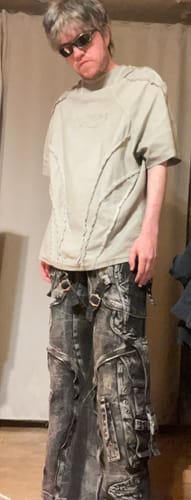 Reviewer wearing the size L Personsoul Desert Distressed Grey T-shirt, showing the overall fit.