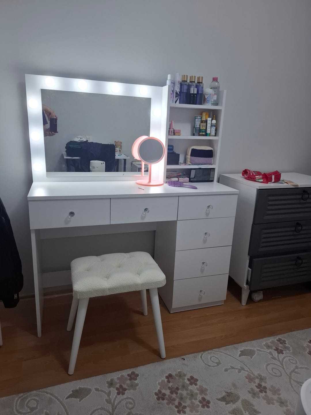 Customer photo review of Rani BJ162 Hollywood Işıklı Aynalı Kulis Makyaj Masası 6 Çekmeceli Takı Düzenleyici Puf Takım Beyaz