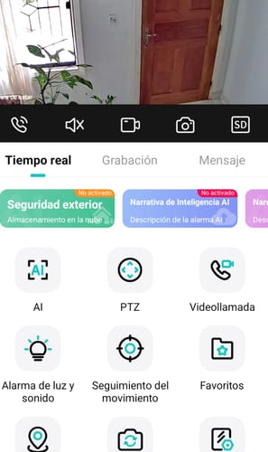 El cliente muestra la interfaz de la aplicación para la Cámara de Seguridad, con una vista en tiempo real y varias funciones de control.