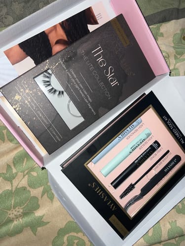Rezensent zeigt das geöffnete THE STAR STARTER KIT mit Wimpern und Zubehör in der Box.