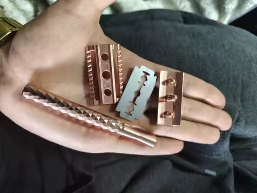 Customer photo review of סכין גילוח מתקדמת לעור חלק ללא גירויים ושערות חודרניות - Silk Razor