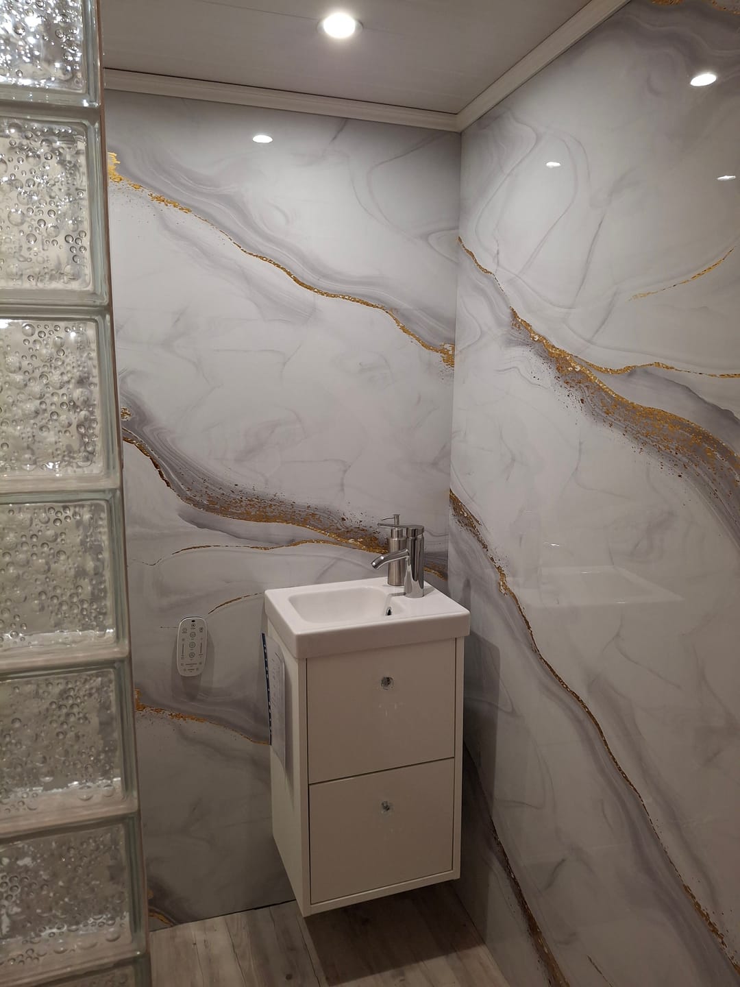 Customer photo review of Panneau Mural PVC Effet Marbre Doré – Étanche et facile à poser