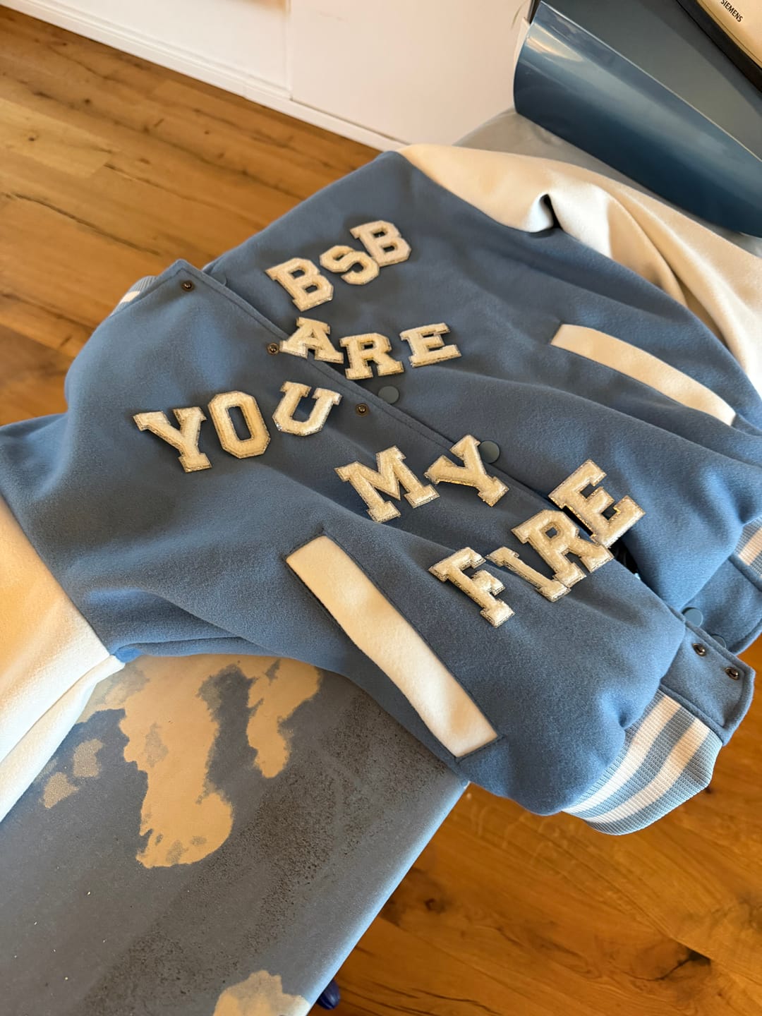 Customer photo review of Maßgeschneidertes Hellblau Weiß Jacke