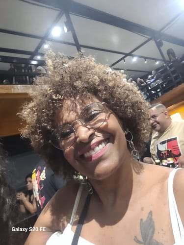 Customer photo review of Peruca Wig Humana Niki Castanho com Luzes Cacheada