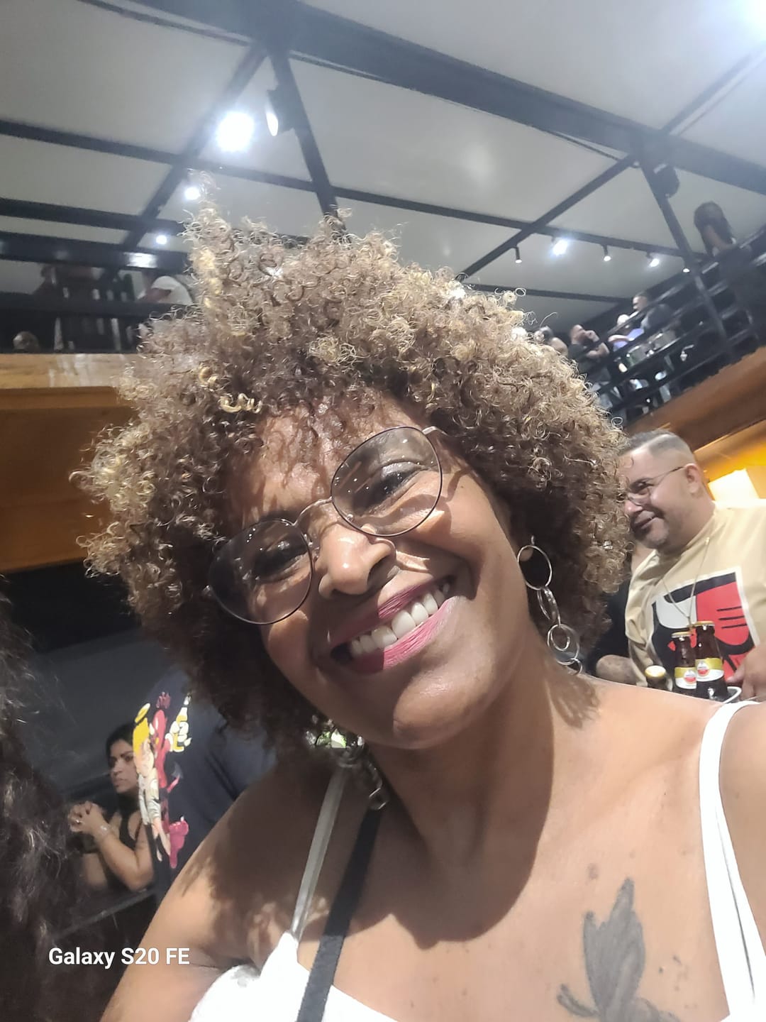 Customer photo review of Peruca Wig Humana Niki Castanho com Luzes Cacheada
