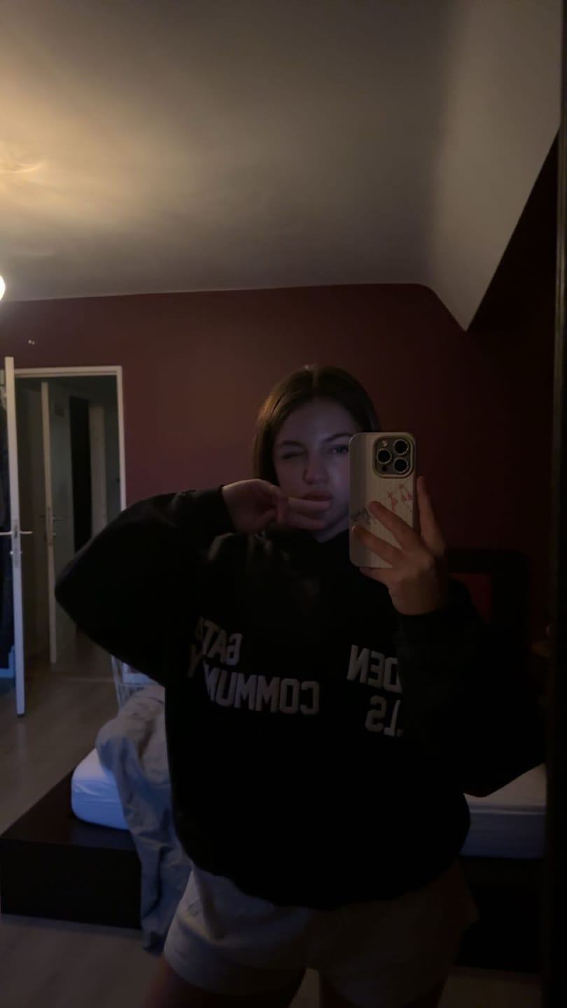 Customer photo review of GATED COMMUNITY HOODIE NAVY