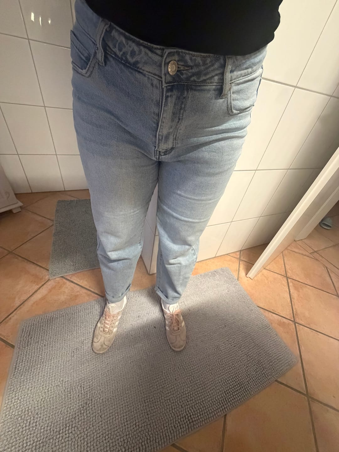 Customer photo review of MOM JEANS Hellblau