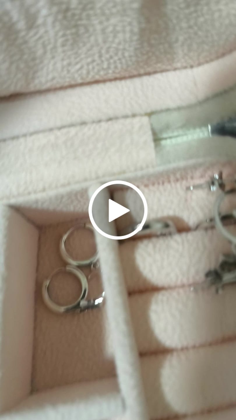 Customer video review of Pendientes Universe