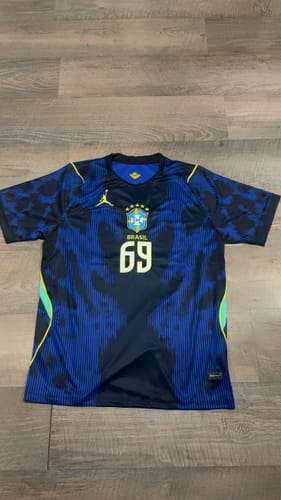 Photo d'un client du Maillot 2026 Brésil Extérieur bleu, personnalisé avec le numéro 69 sur le devant.