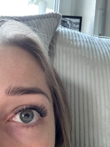 Nahaufnahme vom Auge einer Rezensentin, das die vollen MRS RIGHT Wimpern zeigt.