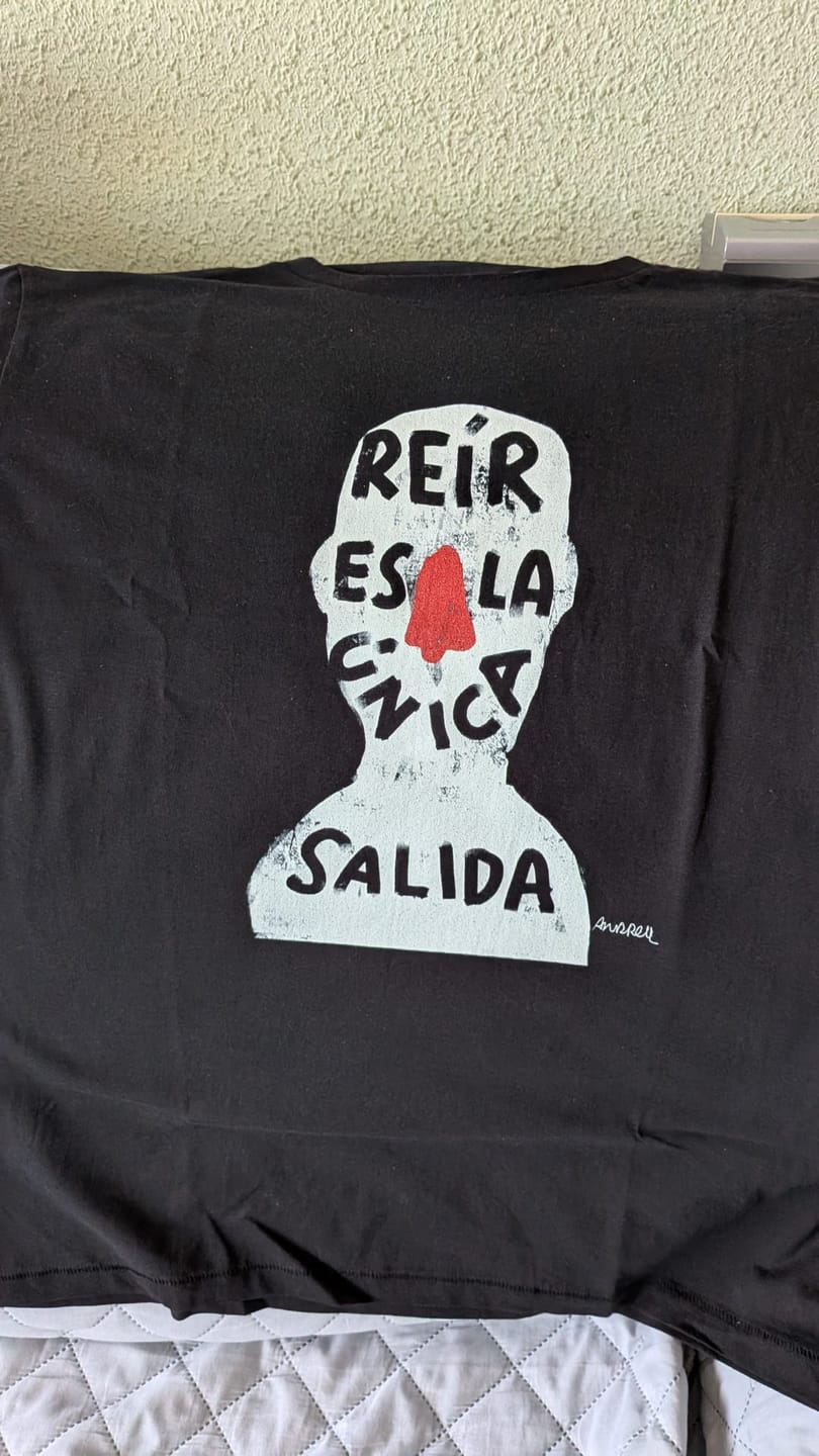 Customer photo review of Camiseta "Reír es la única salida"